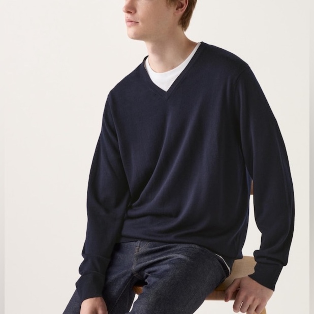Men’s Small UNIQLO 100% wool light weight V neck sweater Black new w out tag